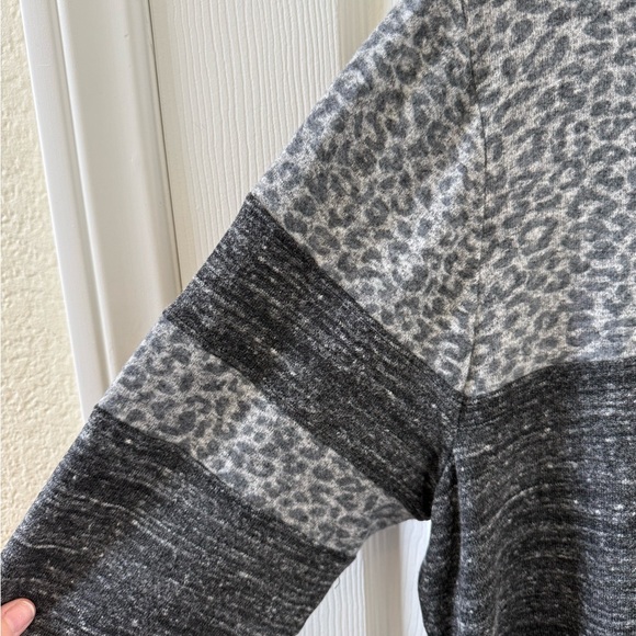 Laila Jayde Gray and Black Patterned Top - Picture 3 of 6